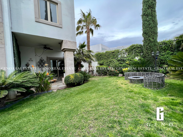 CASA EN VENTA FRENTE A PARQUE CON AREA SOCIAL CERRADA Y JARDIN AMPLIO