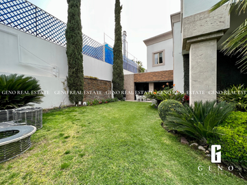 CASA EN VENTA FRENTE A PARQUE CON AREA SOCIAL CERRADA Y JARDIN AMPLIO