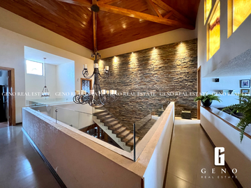 CASA EN VENTA FRENTE A PARQUE CON AREA SOCIAL CERRADA Y JARDIN AMPLIO