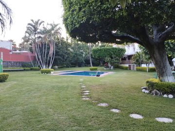 Venta de Casa en condominio con alberca en Las Fincas, Jiutepec