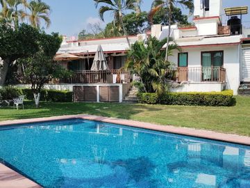 Venta de Casa en condominio con alberca en Las Fincas, Jiutepec