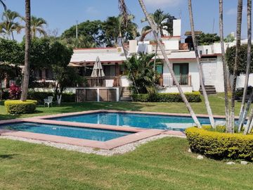 Venta de Casa en condominio con alberca en Las Fincas, Jiutepec