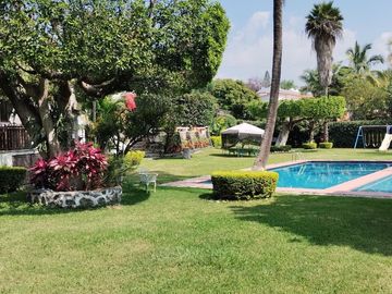 Venta de Casa en condominio con alberca en Las Fincas, Jiutepec