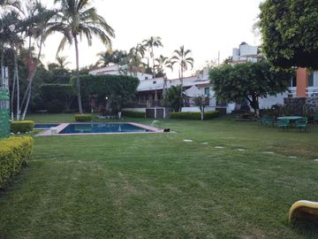 Venta de Casa en condominio con alberca en Las Fincas, Jiutepec