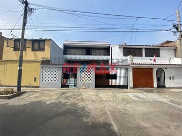 ID: 1055558 Venta De Hermosa Casa En El Limite De Pueblo Libre Con Cercado - Cipreses