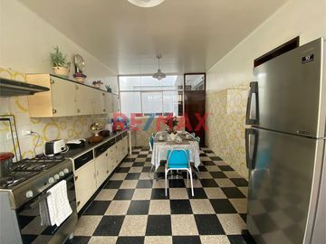 ID: 1055558 Venta De Hermosa Casa En El Limite De Pueblo Libre Con Cercado - Cipreses