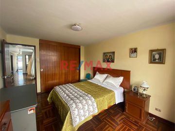 ID: 1055558 Venta De Hermosa Casa En El Limite De Pueblo Libre Con Cercado - Cipreses