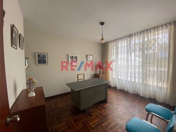 ID: 1055558 Venta De Hermosa Casa En El Limite De Pueblo Libre Con Cercado - Cipreses