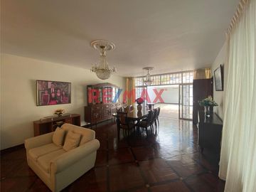 ID: 1055558 Venta De Hermosa Casa En El Limite De Pueblo Libre Con Cercado - Cipreses