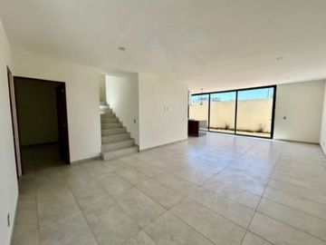 Venta de casa con 4 recamaras una en pllanta baja en Colinas de Juriquilla