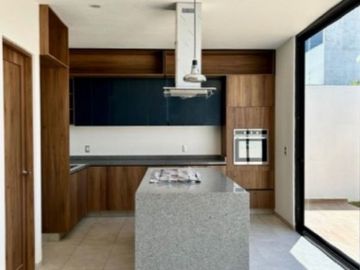 Venta de casa con 4 recamaras una en pllanta baja en Colinas de Juriquilla