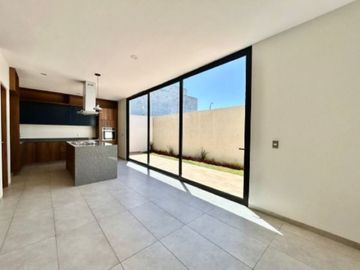 Venta de casa con 4 recamaras una en pllanta baja en Colinas de Juriquilla