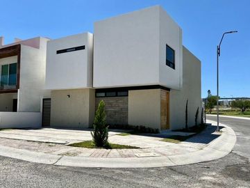 Venta de casa con 4 recamaras una en pllanta baja en Colinas de Juriquilla