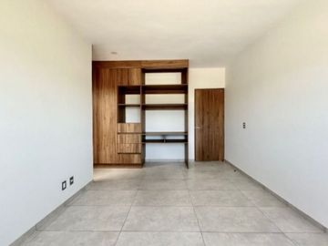 Venta de casa con 4 recamaras una en pllanta baja en Colinas de Juriquilla
