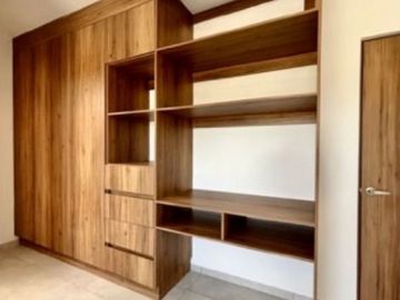 Venta de casa con 4 recamaras una en pllanta baja en Colinas de Juriquilla