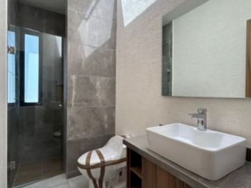 Venta de casa con 4 recamaras una en pllanta baja en Colinas de Juriquilla