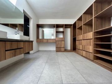 Venta de casa con 4 recamaras una en pllanta baja en Colinas de Juriquilla