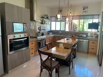 La Casa de tus sueños en Real de Tetela, Cuernavaca: Vida Familiar en un Entorno Fresco y Exclusivo.