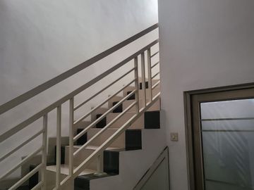 Rumah di Jual di Ketintang 2 Lantai Minimalis Semi Furnish Siap Huni Dekat Kampus UNESA