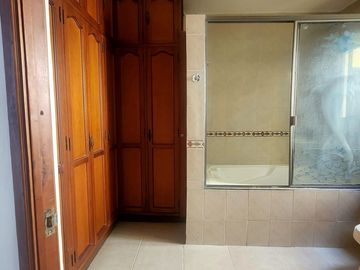 SE VENDE CASA DE DOS NIVELES CON TERRAZA, EN EL BARRIO EL LAGO TULUÁ (VALLE)