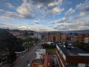 Departamento de venta en Cuenca Av Ordoñez lazo. Vista a la ciudad y a las montañas