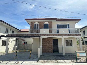 3 Bedrooms house for Sale Along the Highway near Sm Pampanga !!