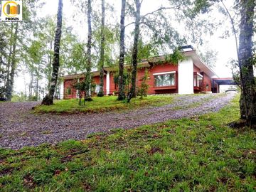 AMPLIA CASA MEDITERRANEA EN HERMOSA PARCELA VILLARRICA