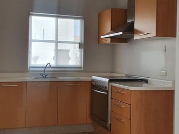 CASA EN VENTA DE TRES RECAMARAS Y AMPLIO JARDIN EN JURIQUILLA SANTA FE EN PRIVADA CON ALBERCA