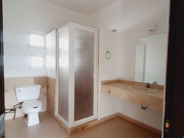 CASA EN VENTA DE TRES RECAMARAS Y AMPLIO JARDIN EN JURIQUILLA SANTA FE EN PRIVADA CON ALBERCA