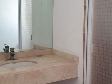 CASA EN VENTA DE TRES RECAMARAS Y AMPLIO JARDIN EN JURIQUILLA SANTA FE EN PRIVADA CON ALBERCA