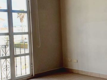 CASA EN VENTA DE TRES RECAMARAS Y AMPLIO JARDIN EN JURIQUILLA SANTA FE EN PRIVADA CON ALBERCA