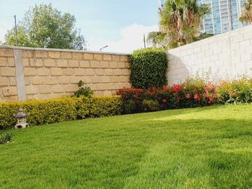 CASA EN VENTA DE TRES RECAMARAS Y AMPLIO JARDIN EN JURIQUILLA SANTA FE EN PRIVADA CON ALBERCA