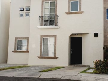 CASA EN VENTA DE TRES RECAMARAS Y AMPLIO JARDIN EN JURIQUILLA SANTA FE EN PRIVADA CON ALBERCA