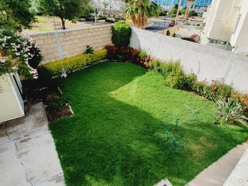 CASA EN VENTA DE TRES RECAMARAS Y AMPLIO JARDIN EN JURIQUILLA SANTA FE EN PRIVADA CON ALBERCA