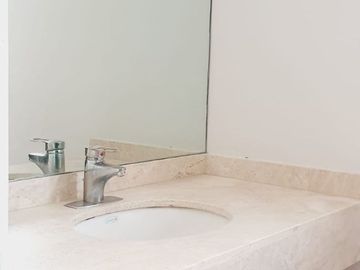 CASA EN VENTA DE TRES RECAMARAS Y AMPLIO JARDIN EN JURIQUILLA SANTA FE EN PRIVADA CON ALBERCA
