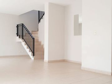 CASA EN VENTA DE TRES RECAMARAS Y AMPLIO JARDIN EN JURIQUILLA SANTA FE EN PRIVADA CON ALBERCA