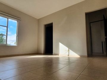 CASA EN VENTA DE TRES RECAMARAS Y AMPLIO JARDIN EN JURIQUILLA SANTA FE EN PRIVADA CON ALBERCA
