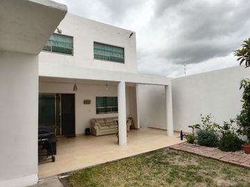CASA EN VENTA EN CUMBRES DEL LAGO JURIQUILLA.