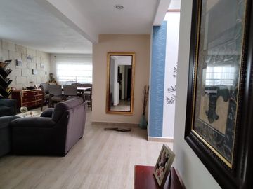 CASA EN VENTA EN CUMBRES DEL LAGO JURIQUILLA.