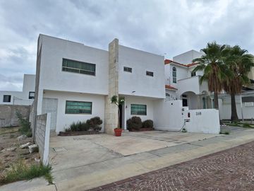 CASA EN VENTA EN CUMBRES DEL LAGO JURIQUILLA.