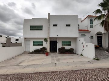CASA EN VENTA EN CUMBRES DEL LAGO JURIQUILLA.