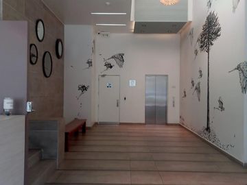 Venta Oficina en Edificio Calle Calle con estacionamiento