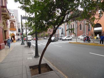 CASA EN EXCELENTE ZONA COMERCIAL – CERCADO DE LIMA