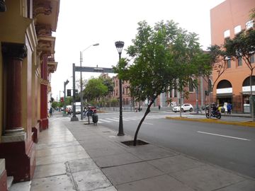 CASA EN EXCELENTE ZONA COMERCIAL – CERCADO DE LIMA