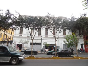 CASA EN EXCELENTE ZONA COMERCIAL – CERCADO DE LIMA