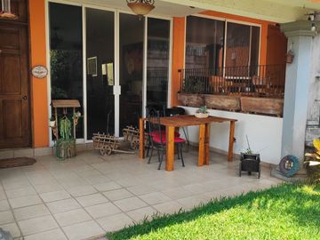 Preciosa casa de 263 m2 con 4 recámaras ubicada sobre Av. Domingo Diez, Col. Chamilpa, Cuernavaca Mor.