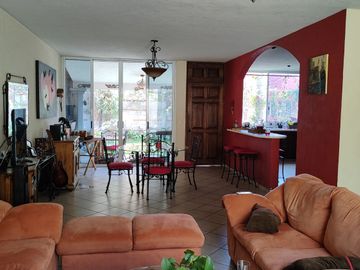Preciosa casa de 263 m2 con 4 recámaras ubicada sobre Av. Domingo Diez, Col. Chamilpa, Cuernavaca Mor.