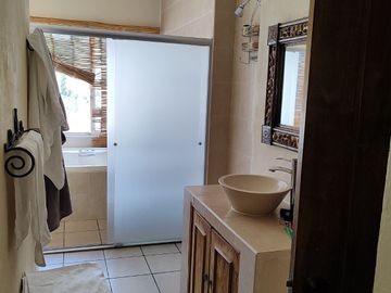 Preciosa casa de 263 m2 con 4 recámaras ubicada sobre Av. Domingo Diez, Col. Chamilpa, Cuernavaca Mor.
