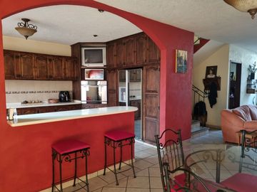Preciosa casa de 263 m2 con 4 recámaras ubicada sobre Av. Domingo Diez, Col. Chamilpa, Cuernavaca Mor.