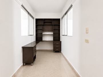 SE VENDE AMPLIO APARTAMENTO BOLARQUI 
AREA 208 M²

Ideal para vivienda, oficina o uso mixto gracias